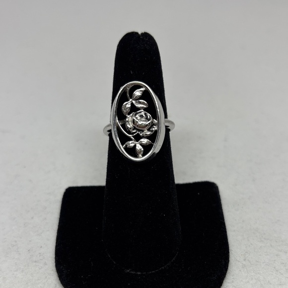 😀 2/$15 Avon Silver Rose Motif Ring - Picture 1 of 12